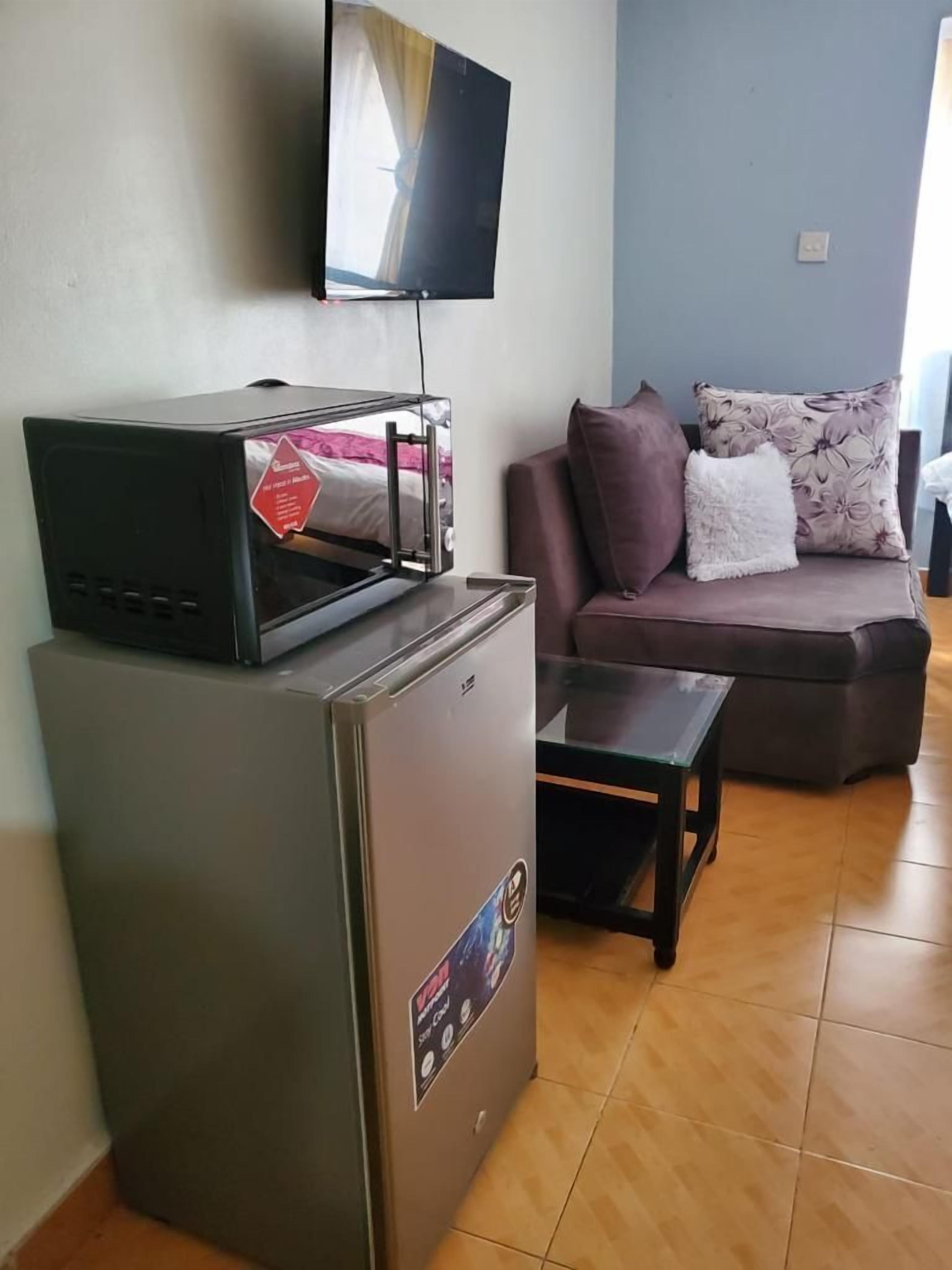 都會開放式客房 | 起居區 | 24-吋智慧型電視，提供數位頻道