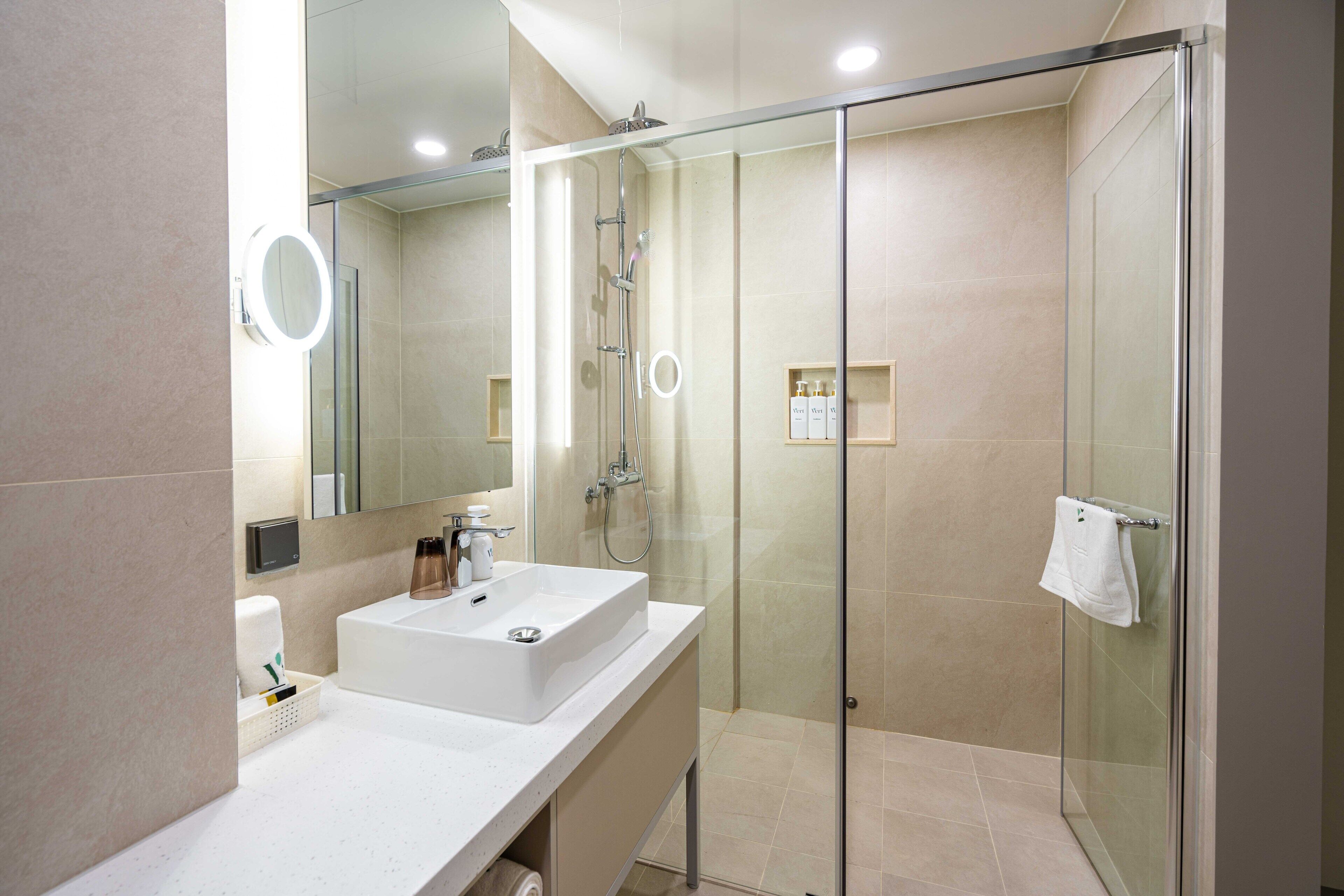 Deluxe Triple Room | Bathroom | Shower, rainfall showerhead, hair dryer, bathrobes
