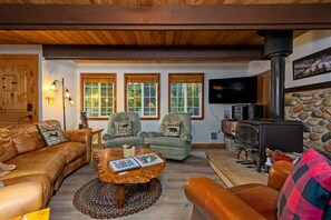 Smart TV, fireplace, DVD player - Wonderland Chateau | Hot Tub | 2 Bed, 2 Bath (Packwood)