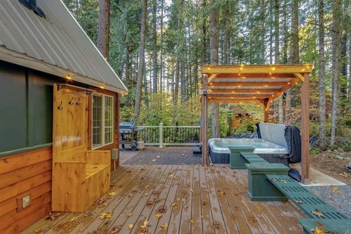 Wonderland Chateau | Hot Tub, Wifi, AC