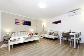 Studio | Oppholdsområde | En 60-centimeters Flatskjerm-TV med Parabol-TV
