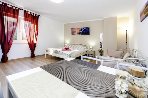 Studio | Living area | 60-cm flat-screen TV with satellite channels
