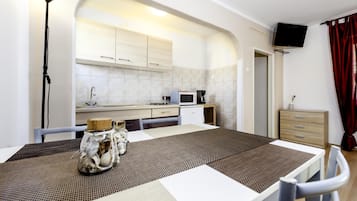 Studio | Yksityinen keittiö | Jääkaappi, mikroaaltouuni, liesi, kahvin-/teenkeitin