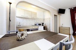 Studio | Private kitchen | Fridge, microwave, stovetop, coffee/tea maker