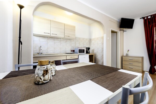 Estudio | Cocina privada | Refrigerador, microondas, parrilla de estufa y cafetera y tetera 