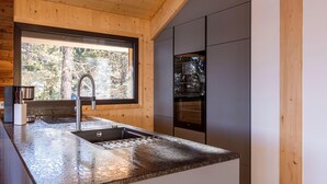 Fridge, microwave, oven, stovetop - Natural chalet with sauna and hot tub (Turrach)