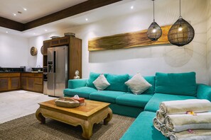 Smart TV - 3BR Luxury Villa Walk to Finns & Beach (Bali)
