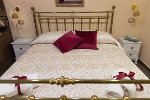 2 bedrooms, iron/ironing board, free WiFi, bed sheets - O Vascio Da Sirena, in the middle of the historic center of Naples. (Napoli)