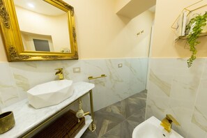 Hair dryer, towels, soap, toilet paper - O Vascio Da Sirena, in the middle of the historic center of Naples. (Napoli)