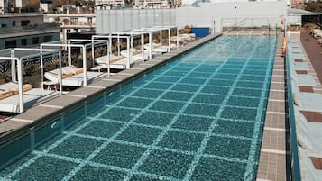 Una piscina al aire libre de temporada