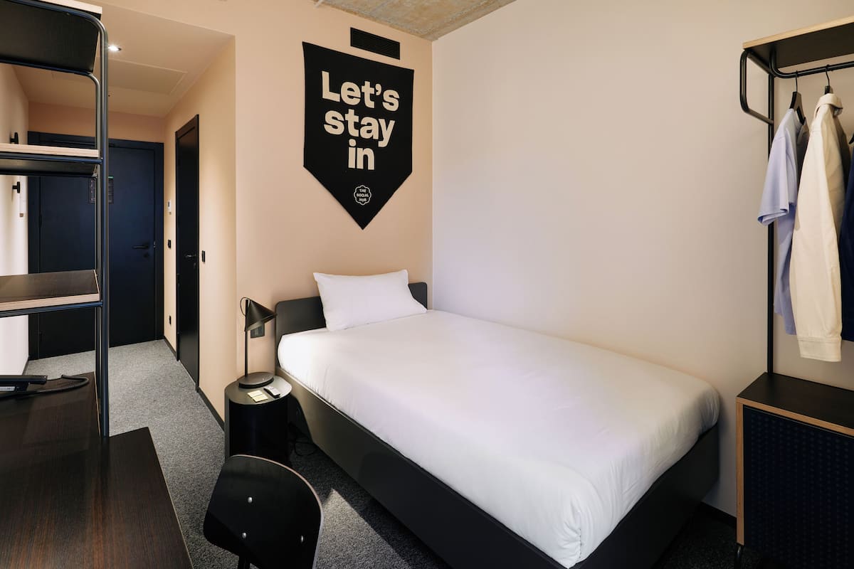 Standard Single Room | 1 bedroom, premium bedding, minibar, in-room safe