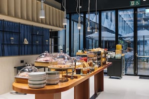 Petit déjeuner continental (17.5 EUR par personne)