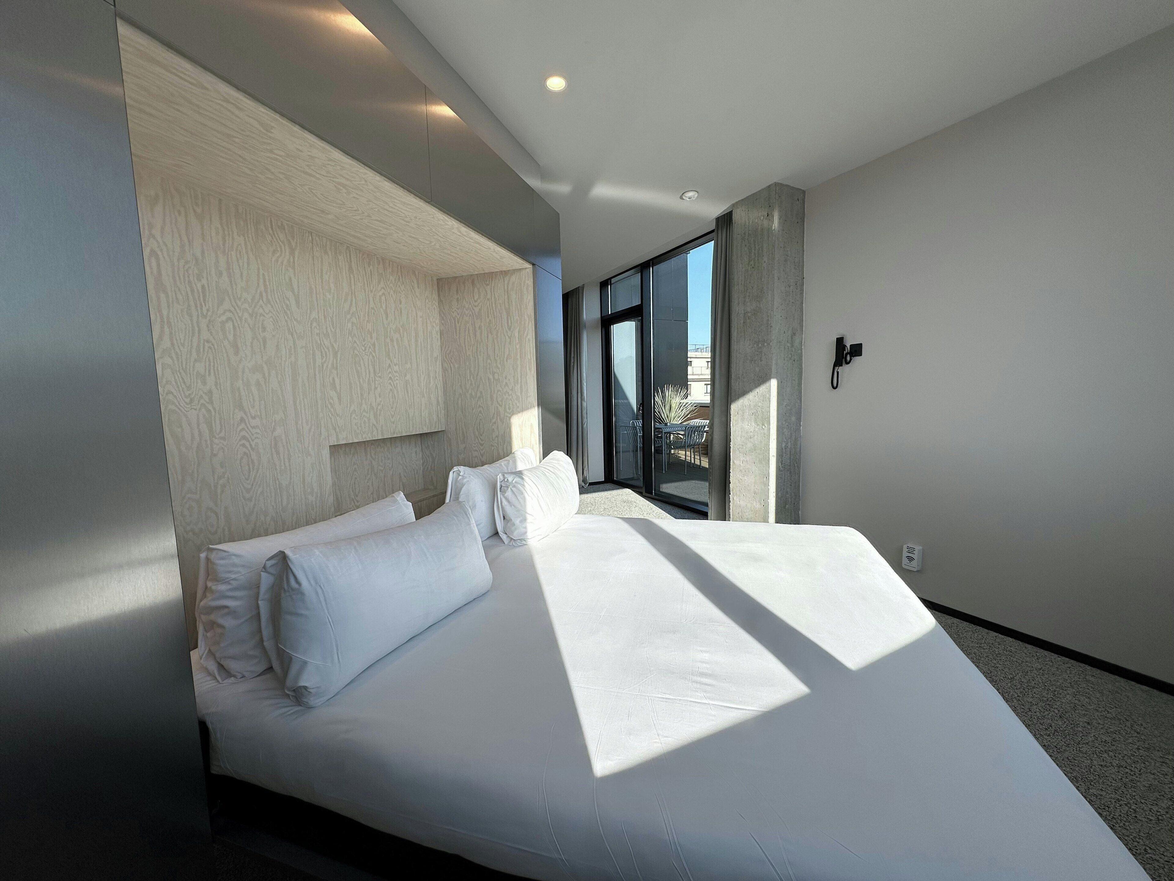 Suite | Luxe beddengoed, een minibar, een kluis op de kamer, een bureau