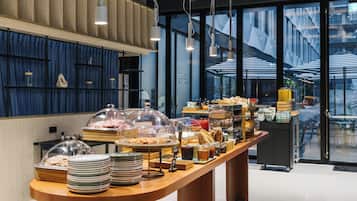 Petit déjeuner continental (17.5 EUR par personne)