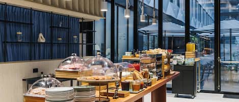 Daily continental breakfast (EUR 17.5 per person)