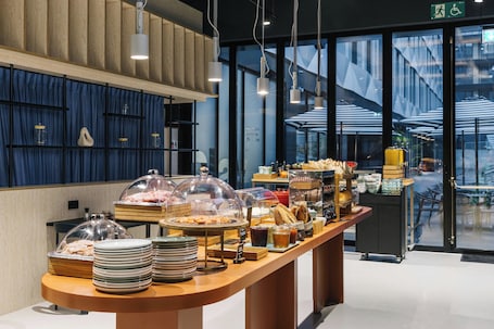 Daily continental breakfast (EUR 17.5 per person). The Social Hub San Sebastián