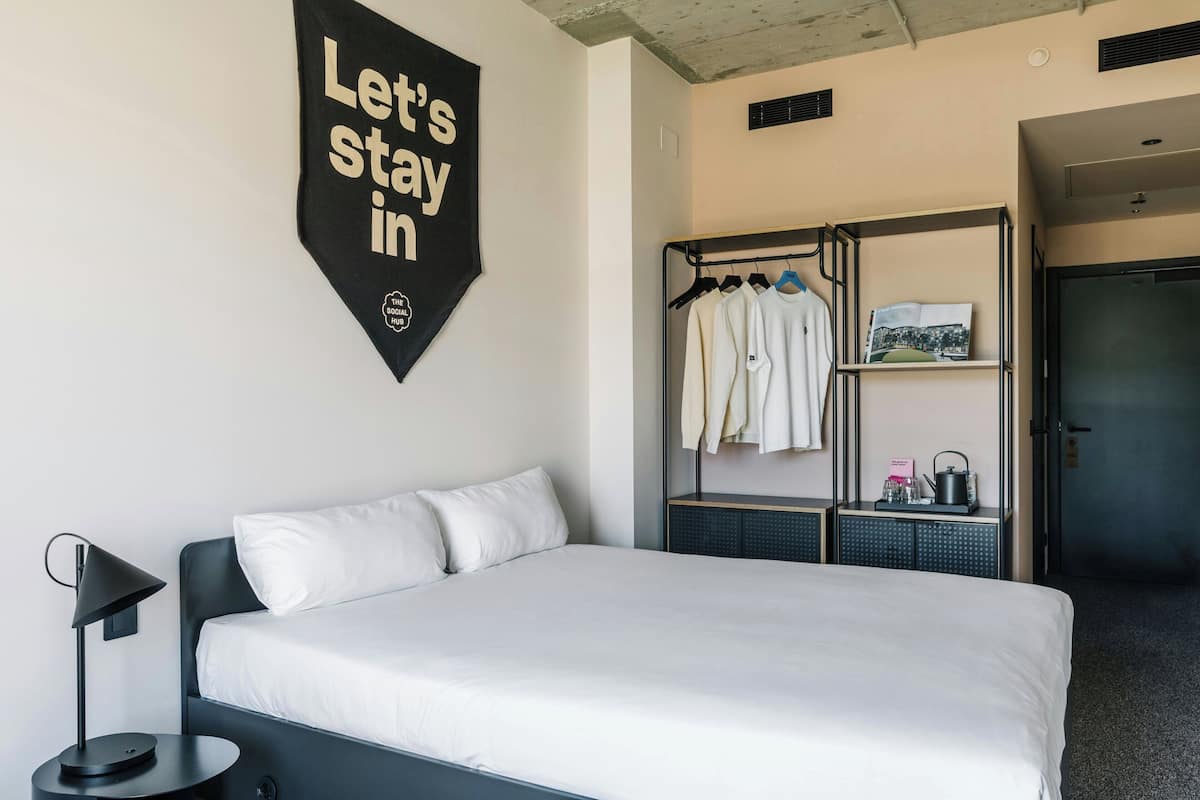 Standard Room | Premium bedding, minibar, in-room safe, desk