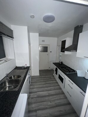 House | Private kitchen | Fridge, microwave, oven, stovetop - a two Bedroom Cosy Hideaway Based in Greenwich (London)