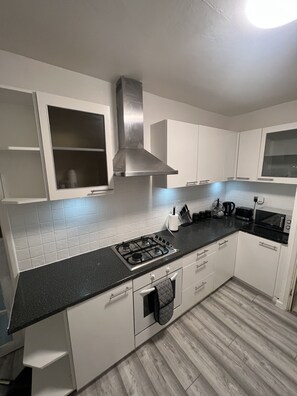 Casa | Cocina privada | Refrigerador, microondas, horno y parrilla de estufa