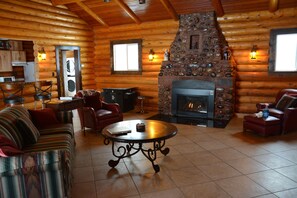 Smart TV, fireplace, video games, books - Welcome Travelers!  Renovated Log Cabin at Wind River Landing, Dubois, WY (Dubois)