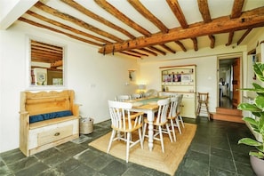 Dining - Beautiful 4-bed Cottage in Heart of the Cotswolds (Witney)