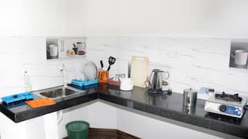 Habitación Confort | Cocina privada | Frigorífico grande, placa de cocina, tostadora y arrocera
