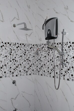 Comfort Room | Bathroom | Shower, rainfall showerhead, free toiletries, hair dryer - Beluga Sands Beach (Ambalangoda)
