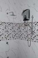 Quarto conforto | Banheiro | Chuveiro, chuveiro com efeito de chuva, produtos de toalete grátis 