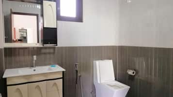 Quarto conforto | Banheiro | Chuveiro, chuveiro com efeito de chuva, produtos de toalete grátis