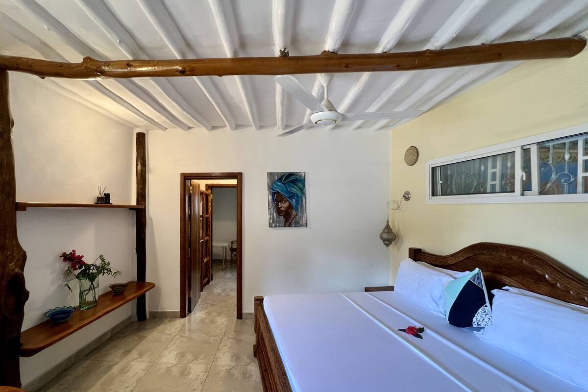Habitación cuádruple de lujo | Ropa de cama de alta calidad, wifi gratis, decoración individual