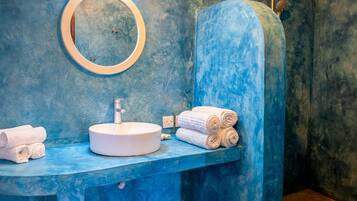 Deluxe Triple Room | Bathroom