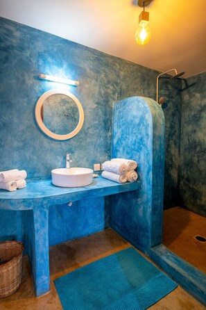 Habitación triple Deluxe | Baño | Regadera, regadera tipo lluvia, toallas, jabón 