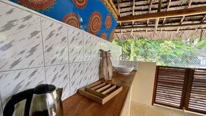 Luxury Quadruple Room | Private kitchen - Oleza Boutique Hotel (Michamvi)