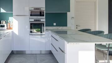 JÀÀkaappi, uuni, astianpesukone, kahvin-/teenkeitin