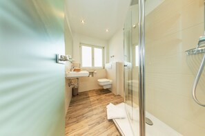 Douche, sèche-cheveux, serviettes fournies