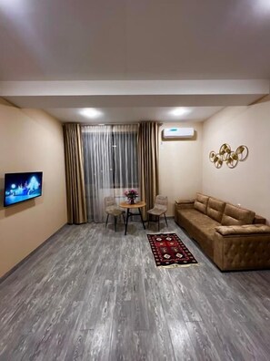 Familiekamer | Een minibar, een bureau, een laptopwerkplek, een strijkplank/strijkijzer