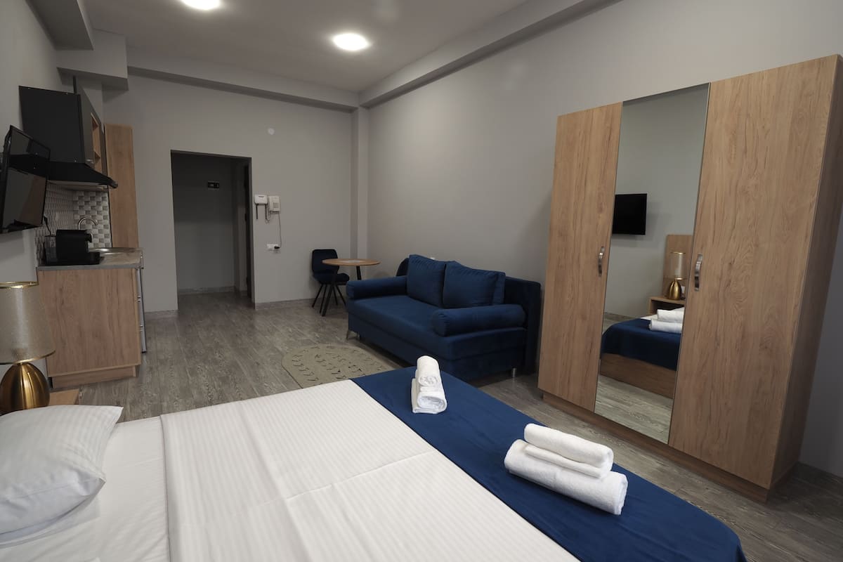 Comfort-studiosviitti | Minibaari, työpöytä, kannettavalle tietokoneelle sopiva työtila