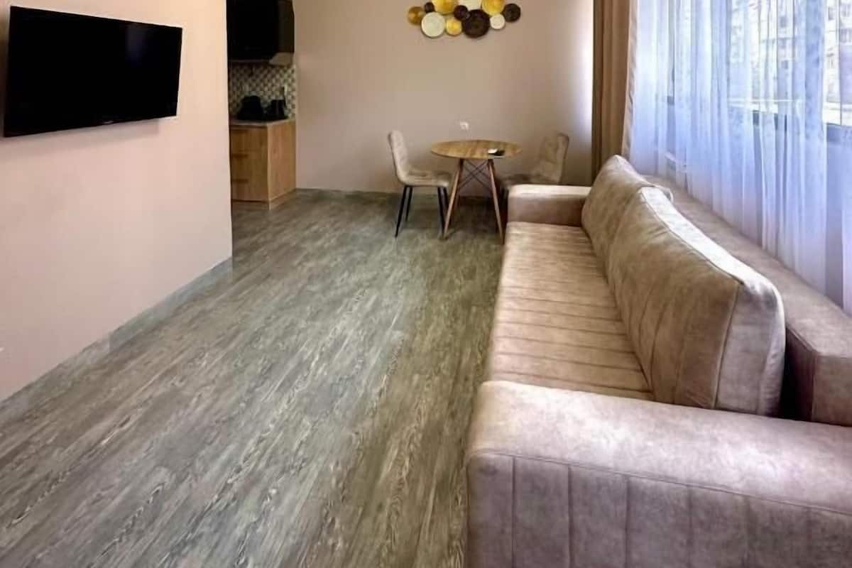 Comfort-huoneisto | Minibaari, työpöytä, kannettavalle tietokoneelle sopiva työtila