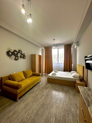 Studio Suite tiện nghi đơn giản | Minibar, bàn, khu vực làm việc phù hợp cho laptop 