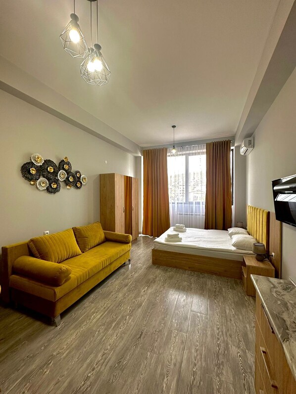 Comfort studio suite | Een minibar, een bureau, een laptopwerkplek, een strijkplank/strijkijzer