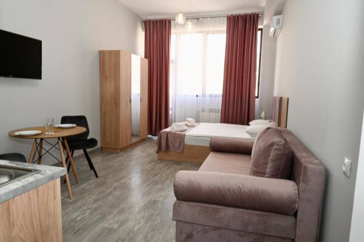 Deluxe-studio | Minibaari, työpöytä, kannettavalle tietokoneelle sopiva työtila