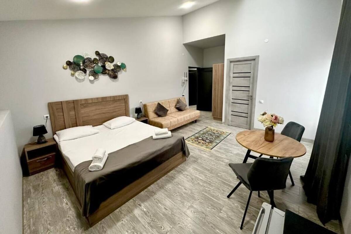 Deluxe-studio | Minibaari, työpöytä, kannettavalle tietokoneelle sopiva työtila