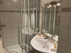 Dusch, hårtork och handdukar