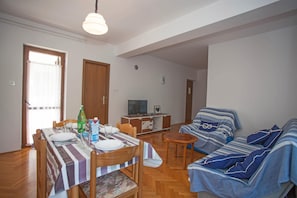 Apartment, 2 Schlafzimmer, eingeschränkter Meerblick | Wohnbereich | 60-cm-Flachbildfernseher mit Satellitenempfang