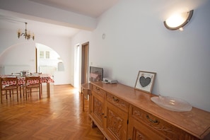 Apartment, 2 Schlafzimmer | Wohnbereich | 60-cm-Flachbildfernseher mit Satellitenempfang