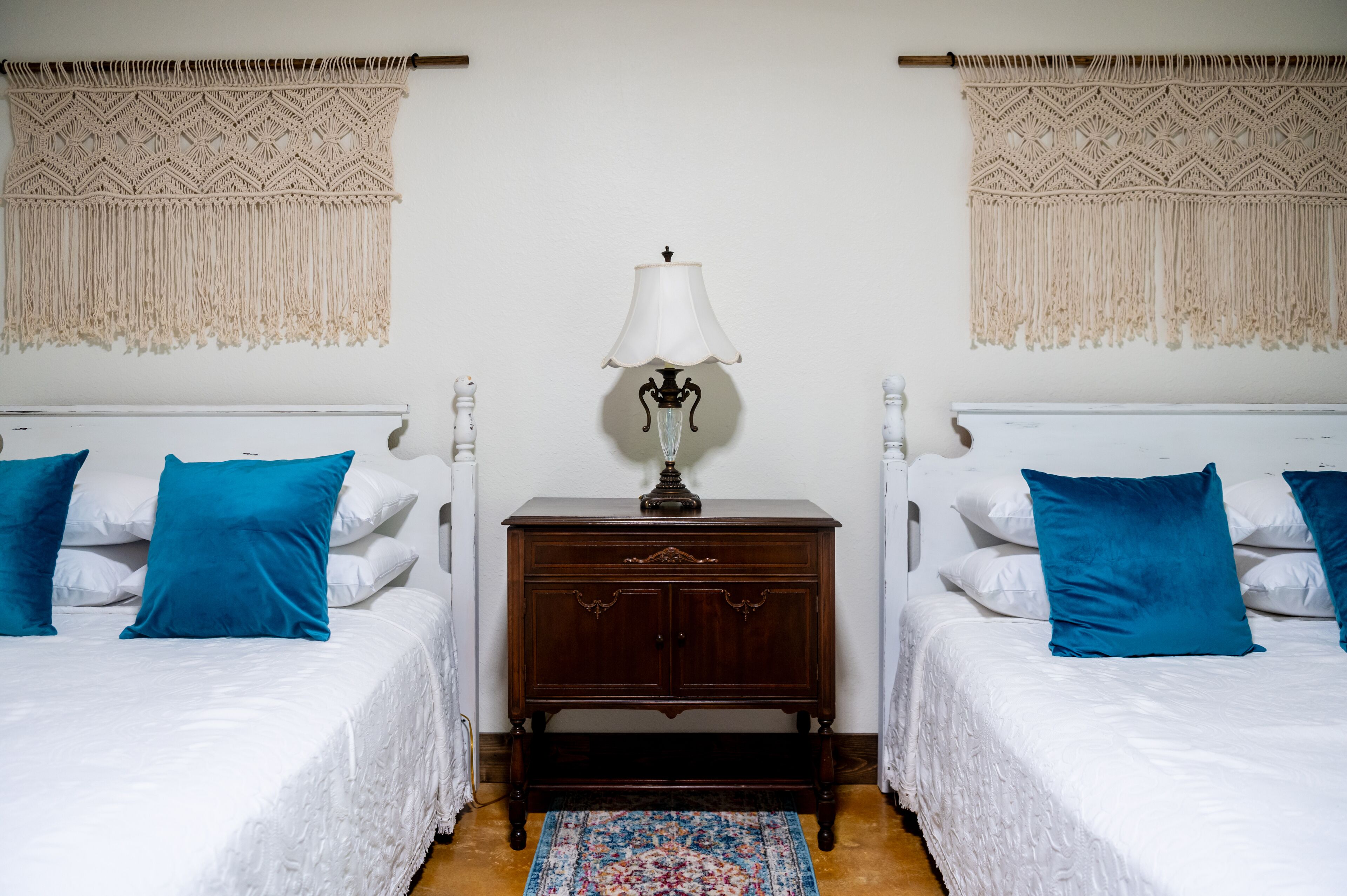 Desk, iron/ironing board, WiFi, bed sheets