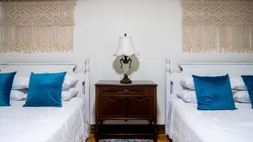 1 habitación, escritorio, tabla de planchar con plancha y wifi