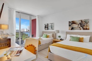 Bureau, fer et planche à repasser, lit de bébé portatif, Wi-Fi