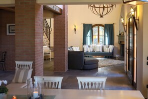 Fernseher, Kamin, DVD-Player