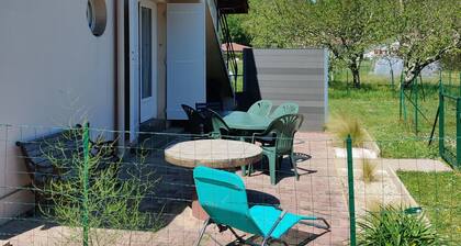 Maison de campagne rénovée à 6kms de la plage. Animaux de compagnie acceptés !